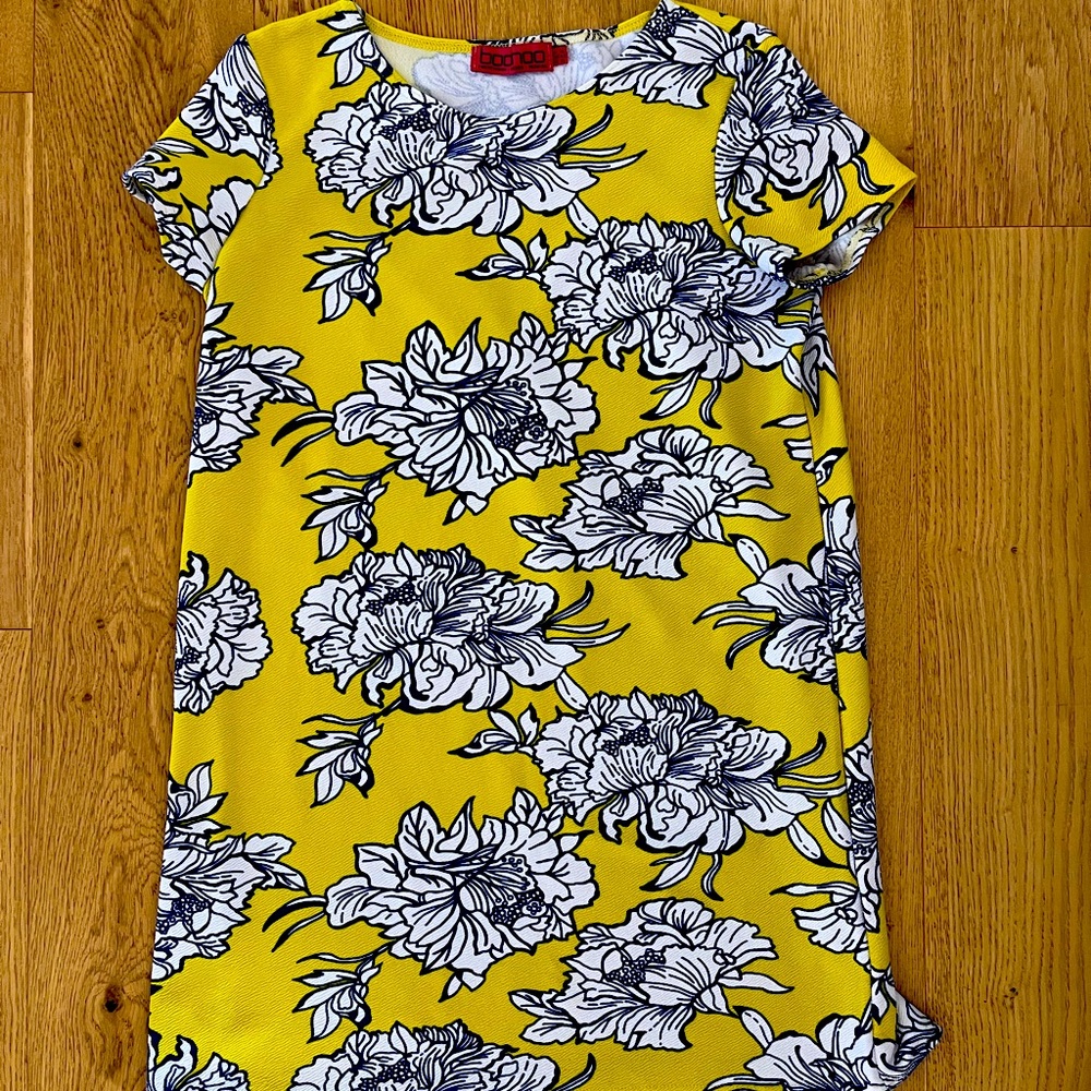 Women’s Boohoo size 10 floral mini dress! Yellow and blue flower print.